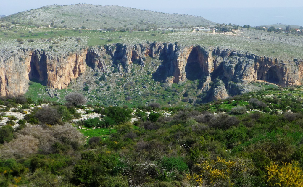 Nahal Amud, cliff shelters. Photo courtesy Yinon Shivtiel.