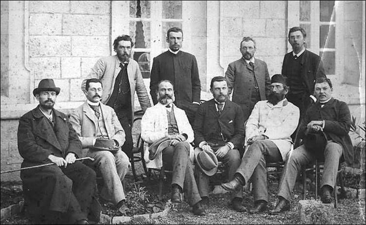 Members of Russian expedition to Syria and Palestine in Jerusalem,1891. Seating in the center: Akim Olesnitskii; second from the right: Nicodim Kondakov. Courtesy of the State Tretyakov Gallery, Moscow.
