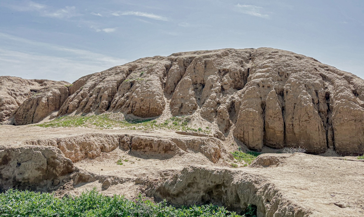 Ziggurat and decayed mudbricks from Kar Tikulti-Ninurta, Iraq. Photo by M. Lorenzon.