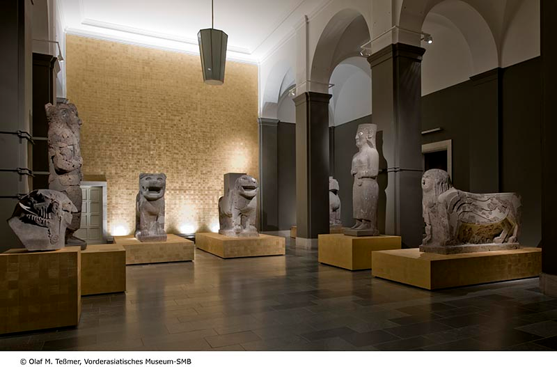 Main Hall of the special exhibition “Die geretteten Götter aus dem Palast vom Tell Halaf/The Tell Halaf Adventure” 2011 (© Staatliche Museen zu Berlin – Vorderasiatisches Museum, photographer O. M. Teßmer)