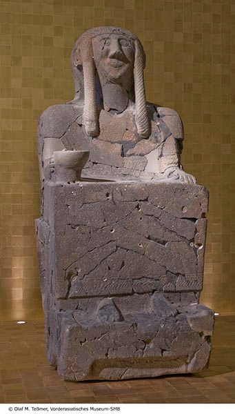 Great Grave Sculpture in the special exhibition “Die geretteten Götter aus dem Palast vom Tell Halaf/The Tell Halaf Adventure” 2011 (© Staatliche Museen zu Berlin – Vorderasiatisches Museum, photographer O. M. Teßmer)