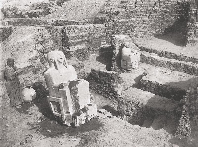 Grave sculptures (10th/9th century BC) in a mudbrick massif at the citadel 1913 (© Max Freiherr von Oppenheim Foundation, Cologne)