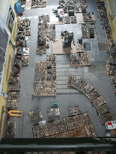 Fragments on pallets in the so-called sorting hall 2007 (© Tell Halaf-Restaurierungsprojekt, photographer S. Geismeier)