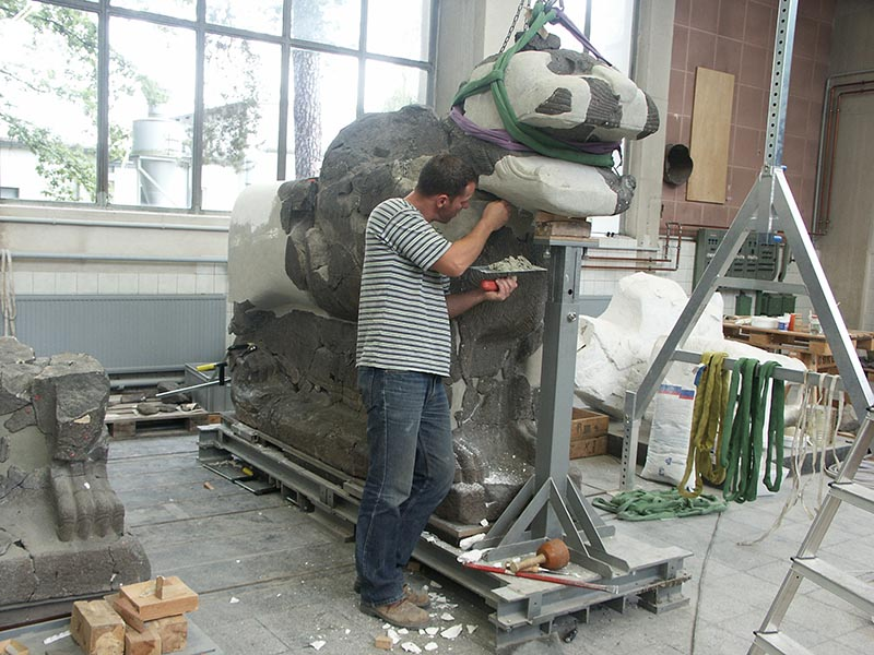 Restoration of the eastern lion sculpture 2005 (© Tell Halaf-Restaurierungsprojekt, photographer N. Cholidis)