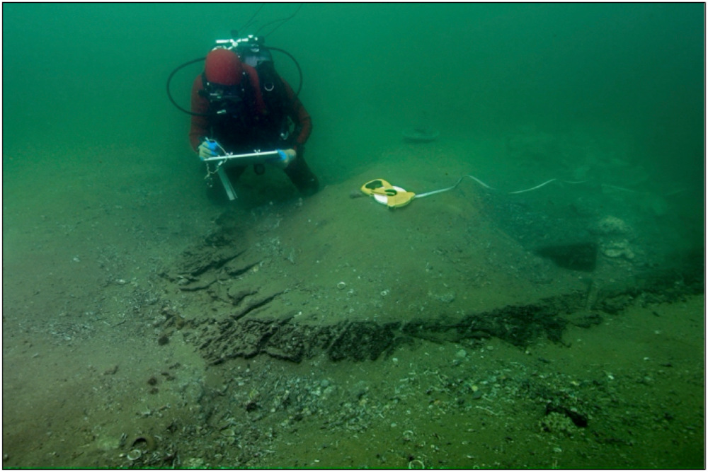 Recording the outline of an unexcavated ship as it appears from the Nile clays of the seabed (Photograph Christoph Gerigk © Franck Goddio/Hilti Foundation)