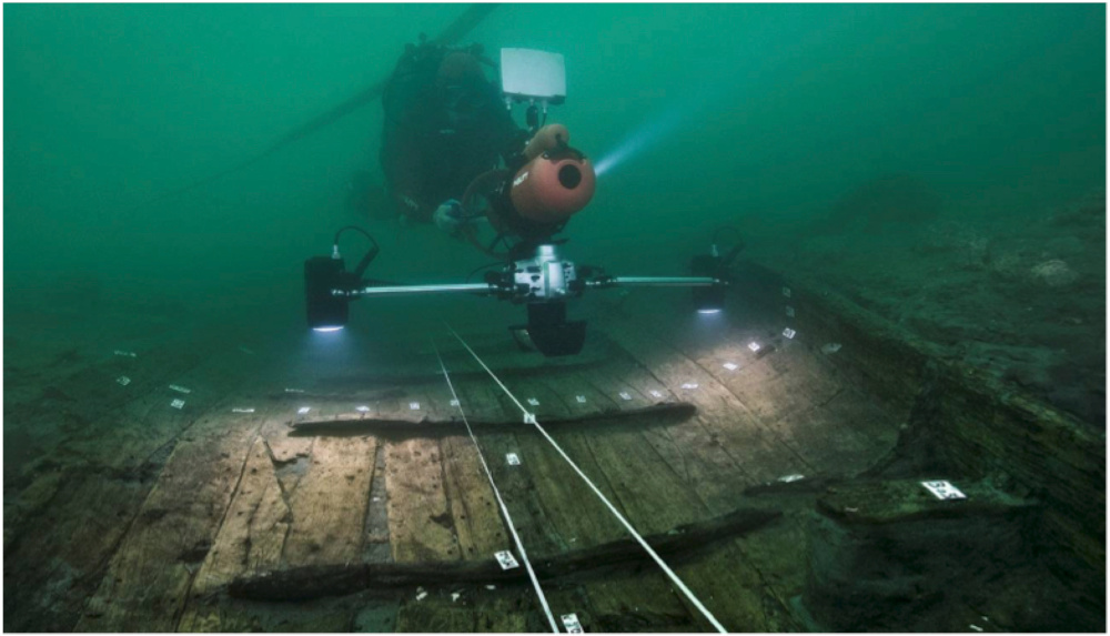 Photorecording the hull of ship 11 (Photograph Christoph Gerigk © Franck Goddio/Hilti Foundation)