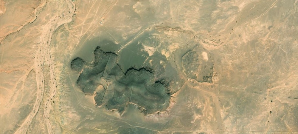 Bing Map satellite view of Qurayyah, with the fortified plateau in the center and the ancient settlement to its north-east. © 2020 Microsoft