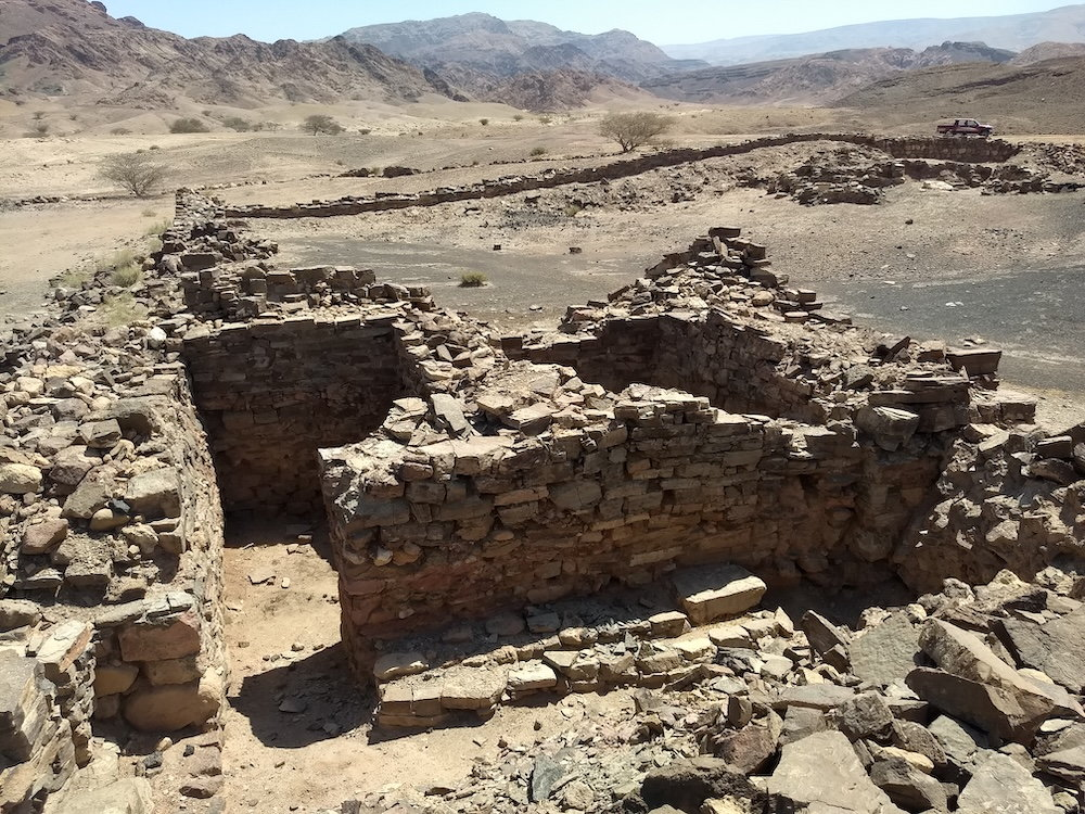 Gate of the Khirbet en-Nahas fortress looking to the east. In the background, the north-eastern wall. © J.M. Tebes