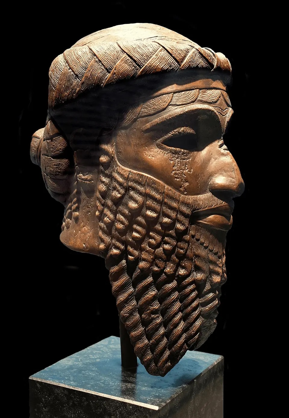 Replica of a bronze head of an Akkadian ruler found at Nineveh in 1931, perhaps depicting Sargon or his son Naram-Sin. British Museum C.281. Original is in the Iraq Museum, Baghdad. Photo by Eric de Redelijkheid, CC by-SA 2.0 via Wikimedia.