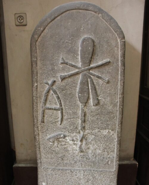Stele with the name of Meretneith from Tomb Y at Umm el Qa’ab. Egyptian Museum, JE 34450. Photo by لا روسا via Wikimedia, CC By-SA 4.0