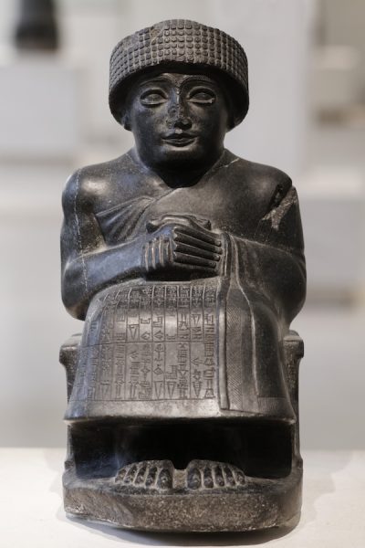 Seated statue of Gudea of Lagash with Sumerian inscription, from Tello, Iraq. about 2150 BC, Louvre Museum. Image: Public Domain.