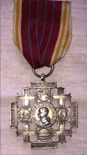 Pilgrim’s medal awarded by Pope Leo XIII. Image courtesy of the authors.